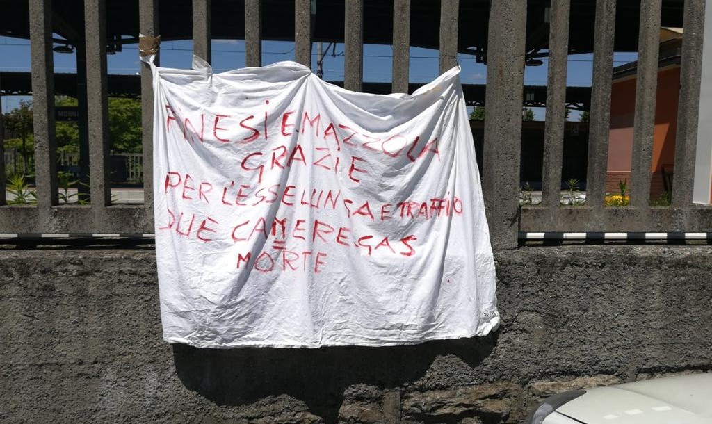“Fino Mornasco sarà una camera a gas”. Appaiono due striscioni in stazione