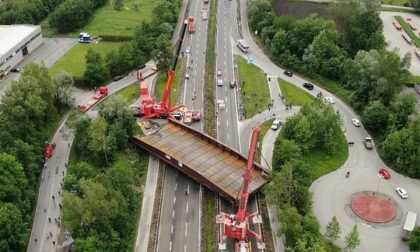 Montaggio del ponte ad Annone, secondo giorno di "passione"