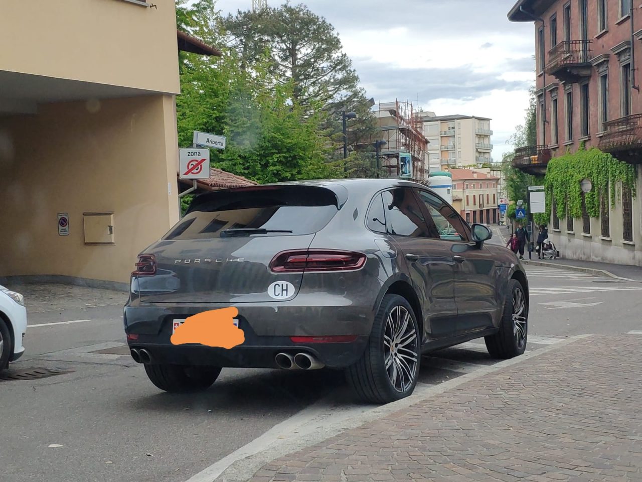 Parcheggio maleducato e (guarda caso) l’auto è Svizzera