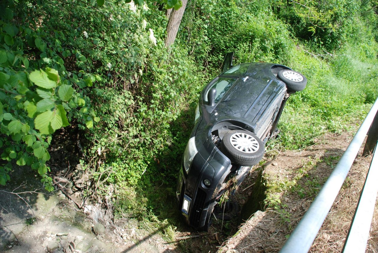 Incidente a Cadorago giovane si ribalta con l’auto