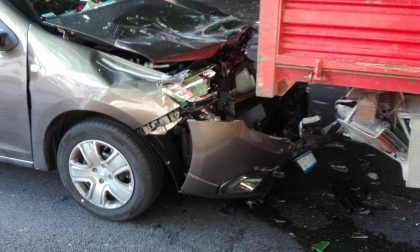 Tamponamento tra auto e camion