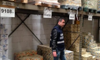 Vendevano prodotti ittici scaduti nel Comasco: nei guai operatori della grande distribuzione