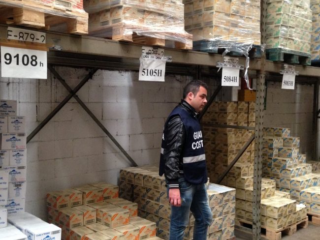 Vendevano prodotti ittici scaduti nel Comasco: nei guai operatori della grande distribuzione