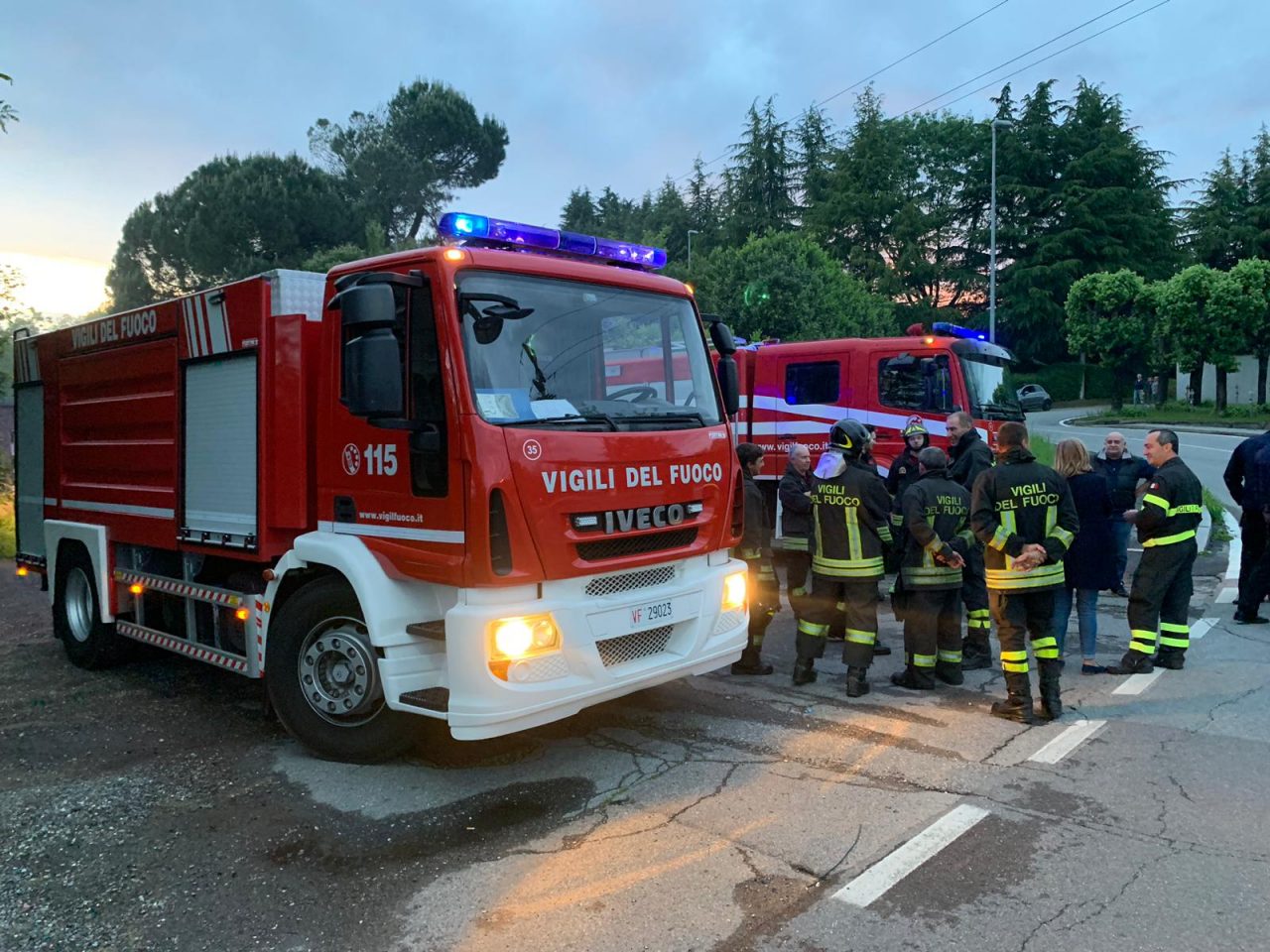 Allarme incendio a Lurate Caccivio in una ditta dismessa FOTO
