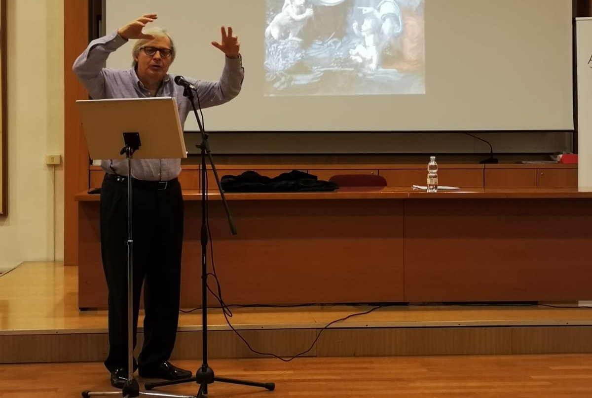Vittorio Sgarbi ieri sera a Mariano Comense FOTO E VIDEO
