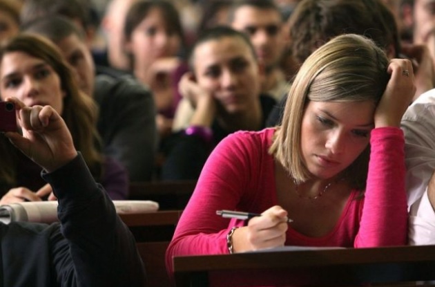 Giovani italiani: troppo lontani dai coetanei europei, povertà educativa