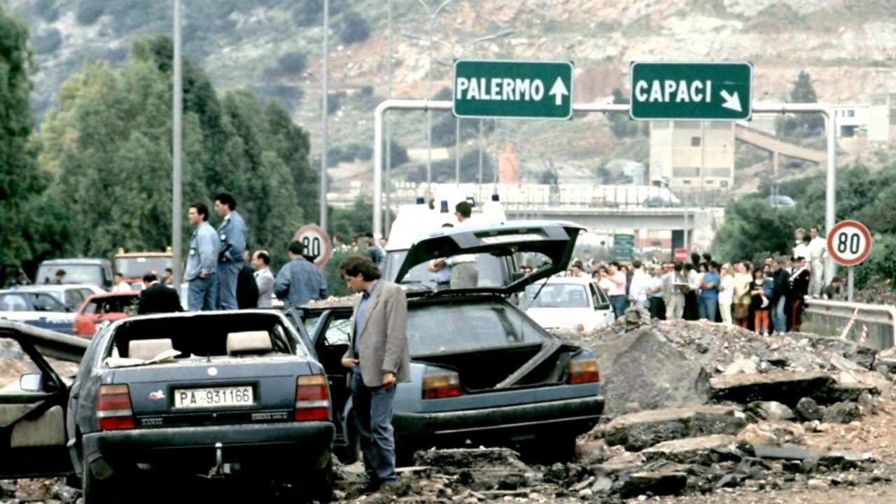 I resti dell’auto blindata della scorta di Falcone in una teca a Cantù. Molteni: “Orgoglioso della mia città”