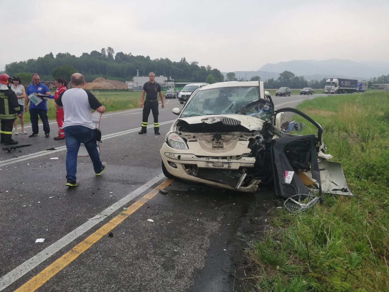 Terribile impatto, quattro persone coinvolte in un incidente in via Firenze – VIDEO