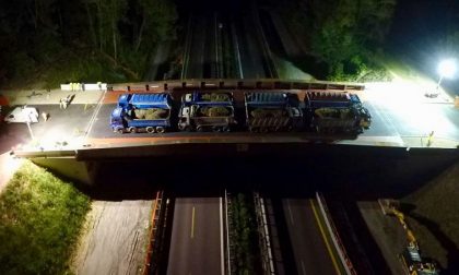 8 maxi camion da 45 tonnellate: ecco le prove di carico sul ponte di Annone FOTO