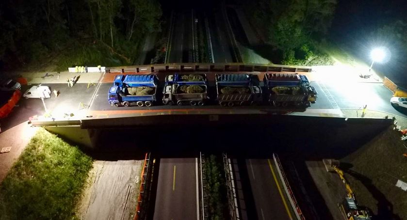 8 maxi camion da 45 tonnellate: ecco le prove di carico sul ponte di Annone FOTO