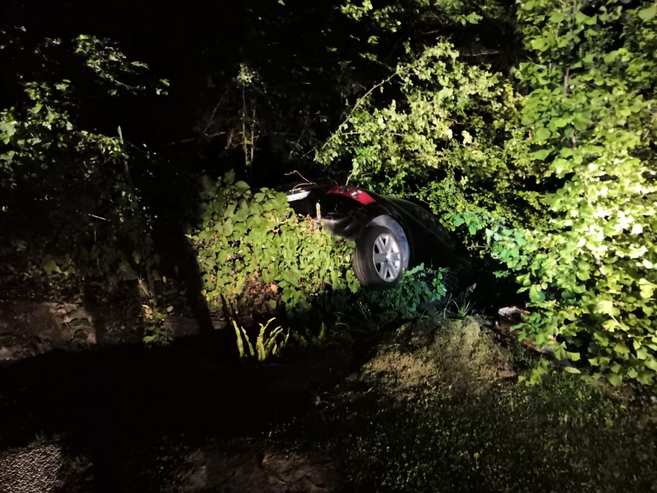 Auto nel dirupo a Garzola