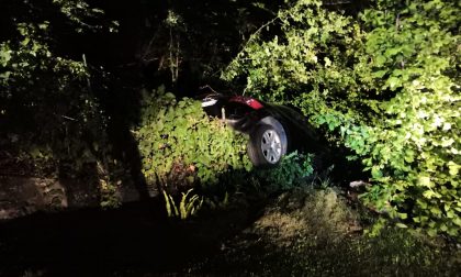 Auto nel dirupo a Garzola