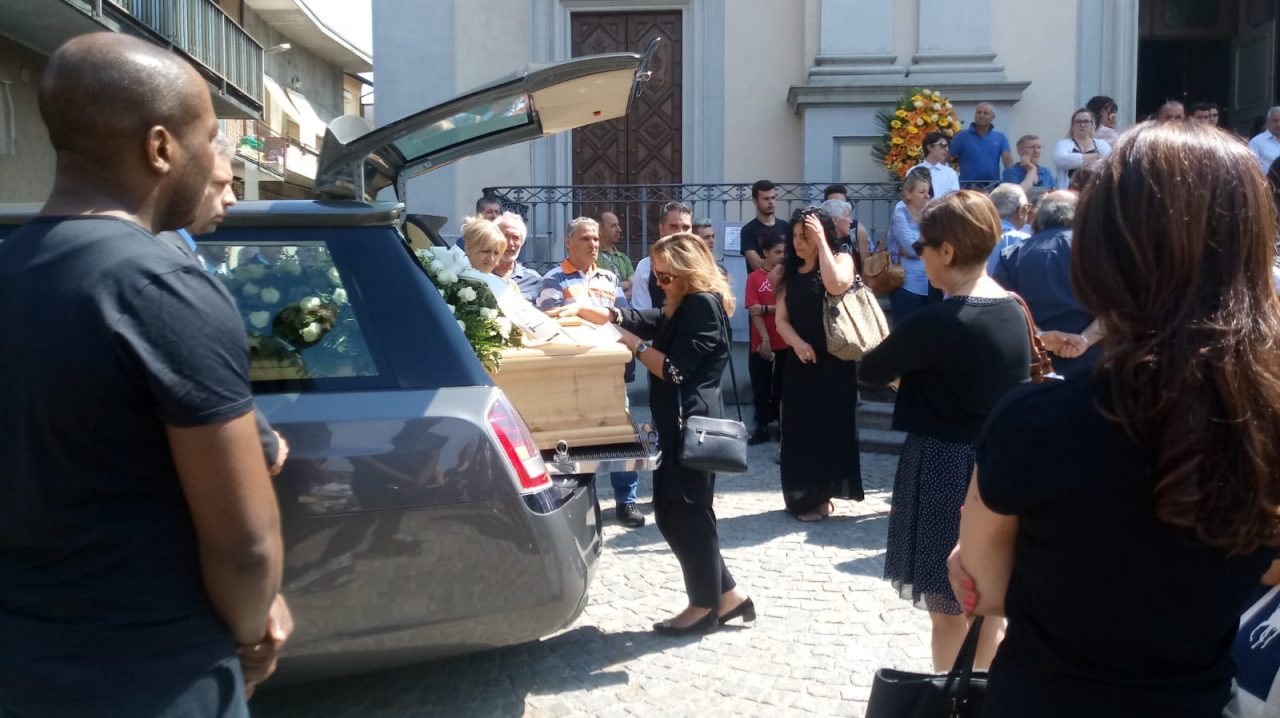 Applausi e commozione ai funerali di Hans Junior FOTO e VIDEO