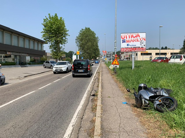 Auto contro scooter, un ferito in via Liancourt
