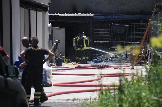 Incendio azienda a Giussano. Colonna di fumo visibile anche a Mariano