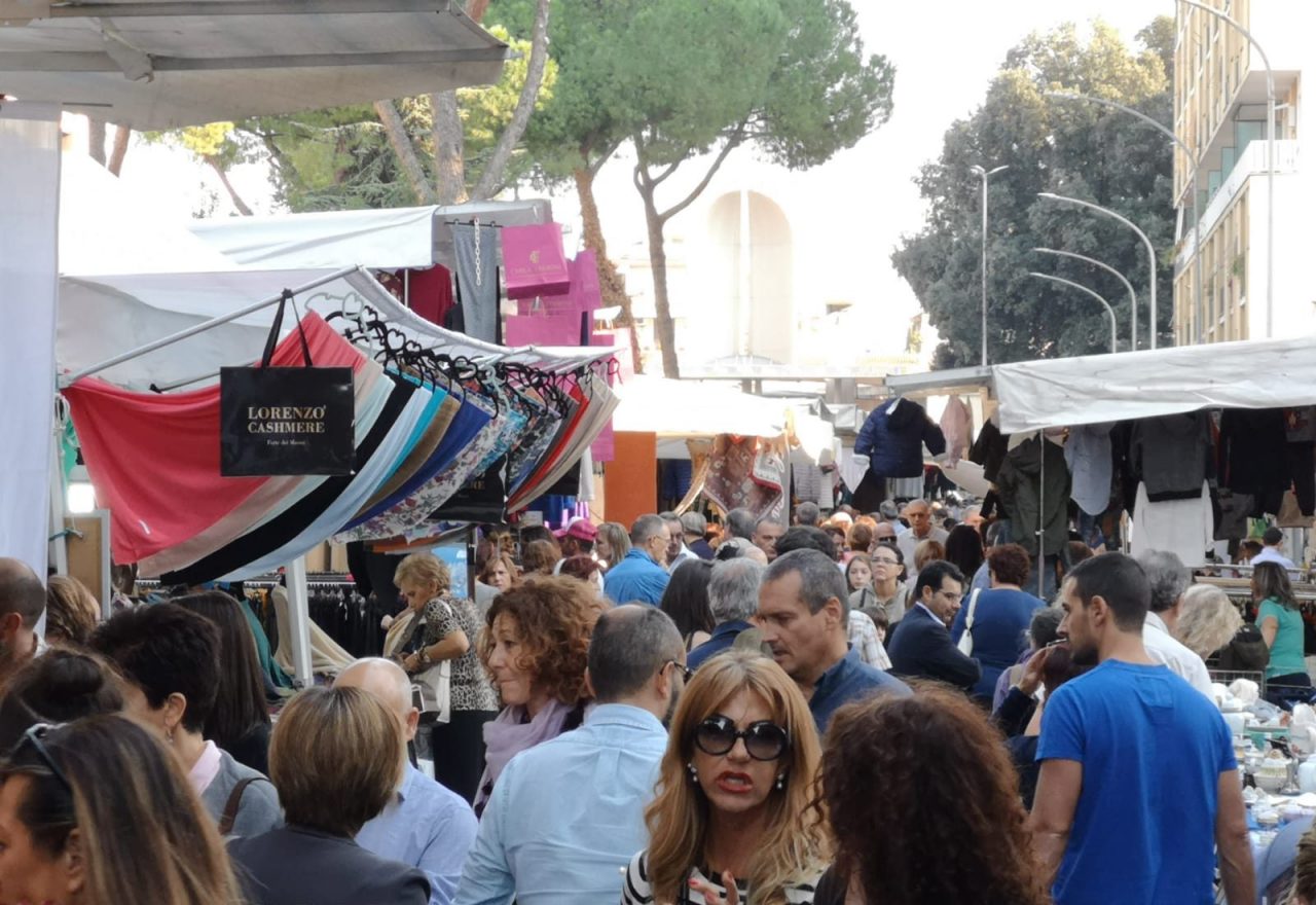 Domenica a Erba arriva il mercato degli Ambulanti di Forte dei Marmi
