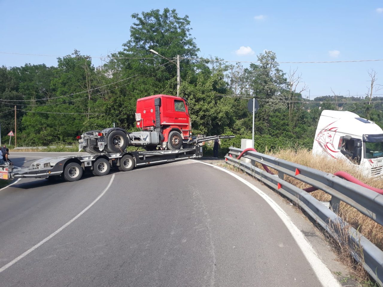 Camion fuori strada a Cantù Asnago: ponte bloccato