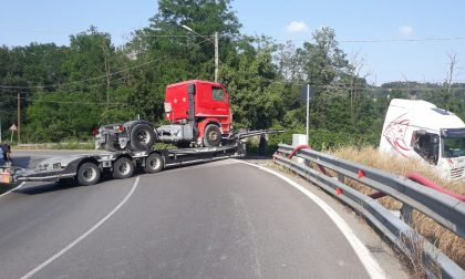 Camion fuori strada a Cantù Asnago: ponte bloccato
