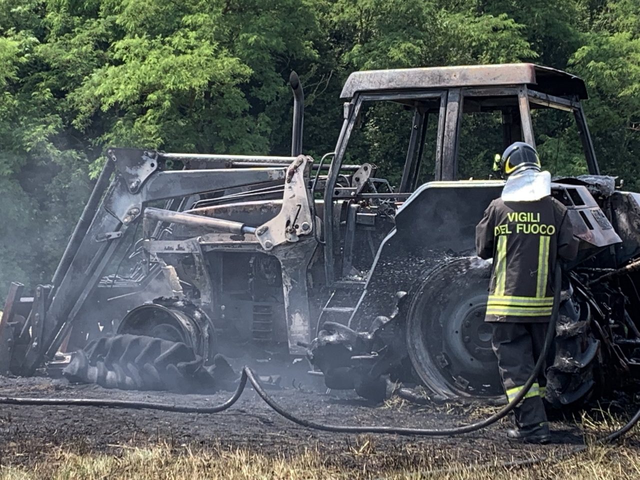 Incendio a Villa Guardia, trattore carbonizzato FOTO e VIDEO