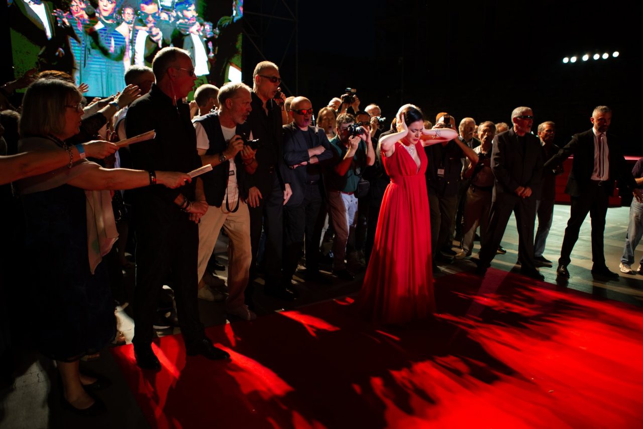 Che spettacolo La Traviata con una Violetta influencer FOTO
