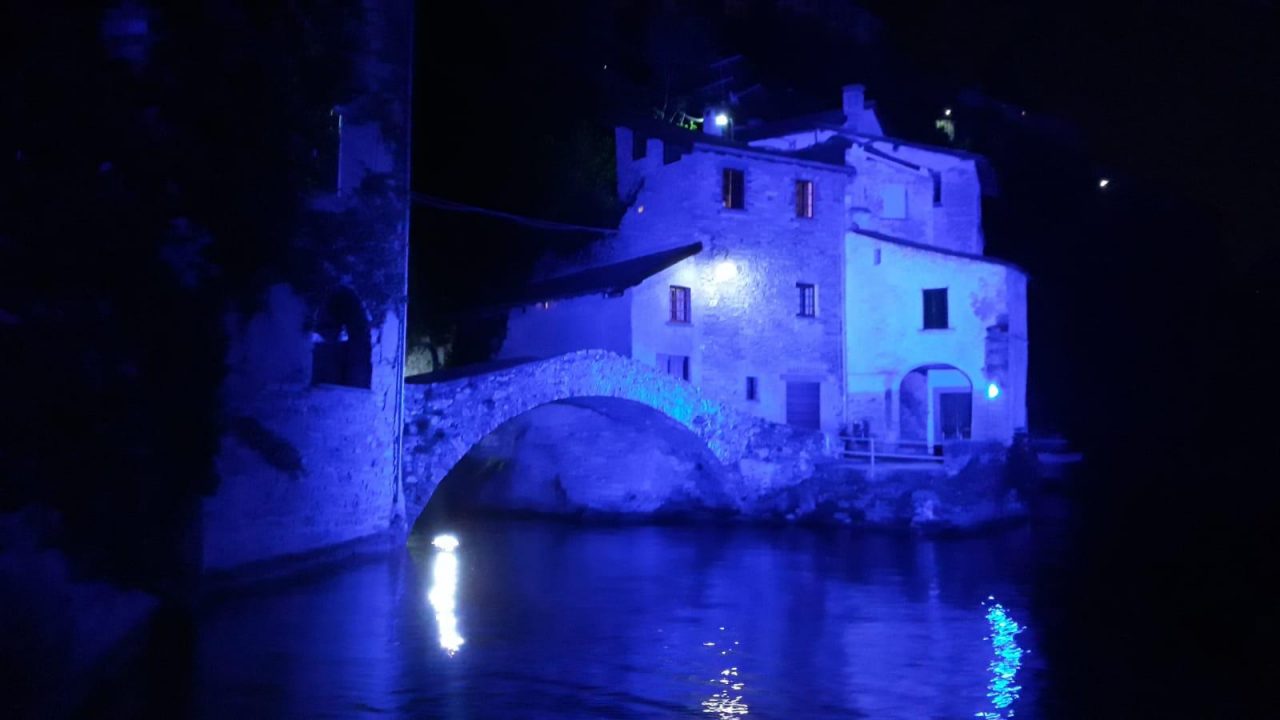 Si riaccendono i monumenti del Lago di Como: cornice di luci per i fuochi dell’Isola Comacina