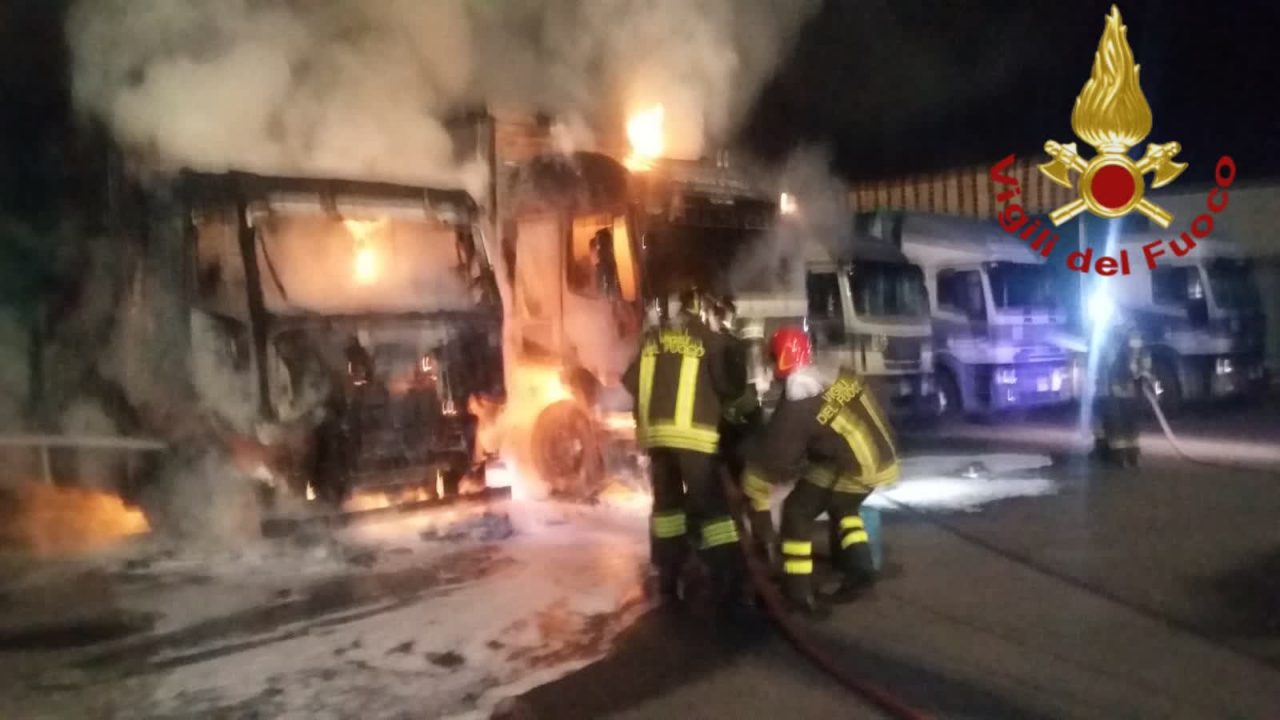 Incendio a Lomazzo: due camion avvolti dalle fiamme SIRENE DI NOTTE
