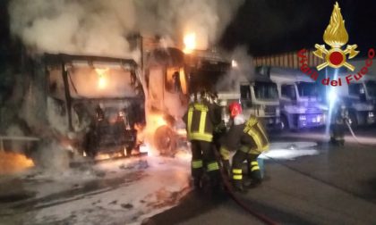 Incendio a Lomazzo: due camion avvolti dalle fiamme SIRENE DI NOTTE