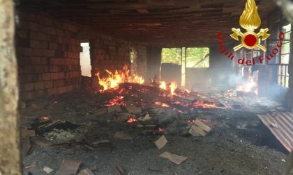 Stalla in fiamme a Rezzago: mobilitazione di Vigili del Fuoco FOTO