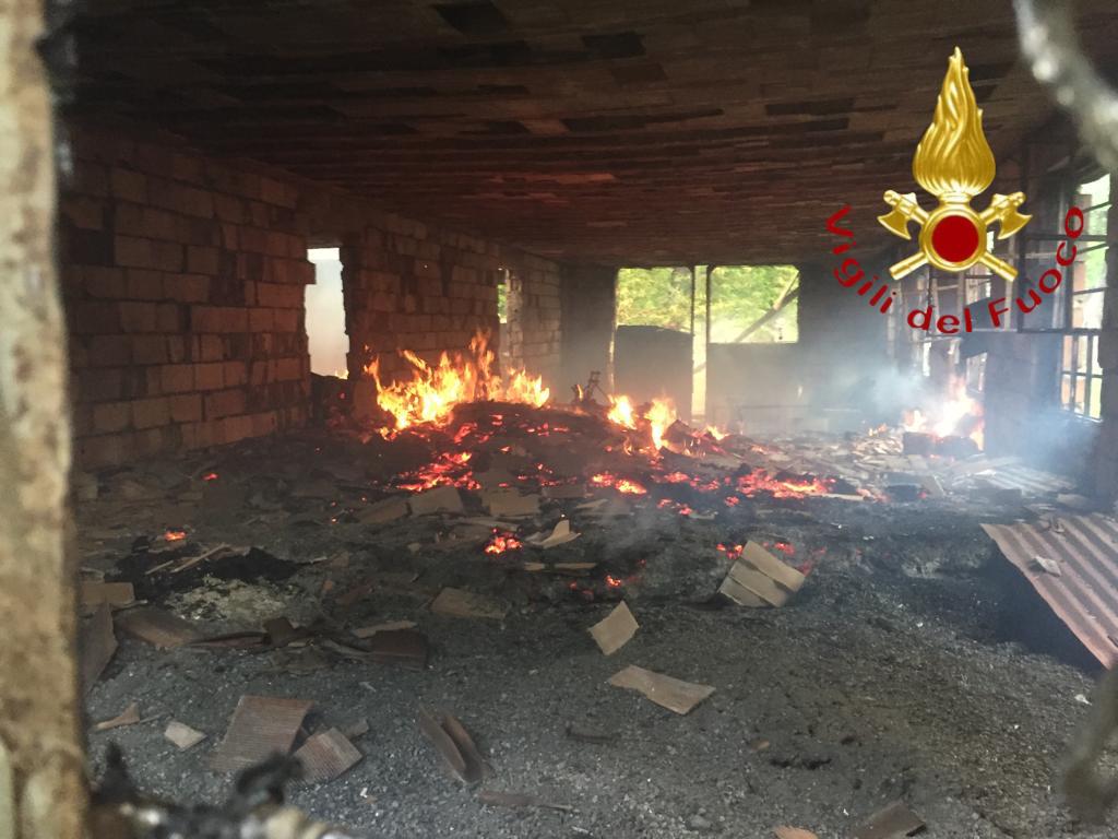 Stalla in fiamme a Rezzago: mobilitazione di Vigili del Fuoco FOTO