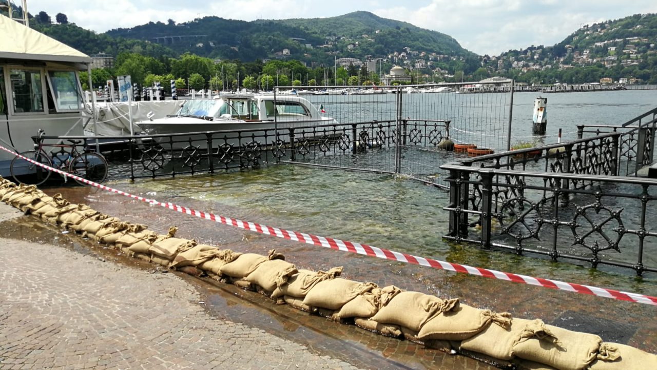 Le nevi si sciolgono in Valtellina e il lago di Como esonda. Il Comune: situazione monitorata