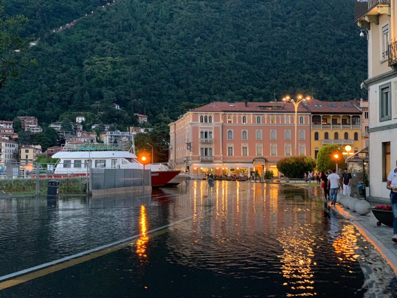 Lago di Como esonda: lungolago chiuso e piena attesa nella notte FOTO