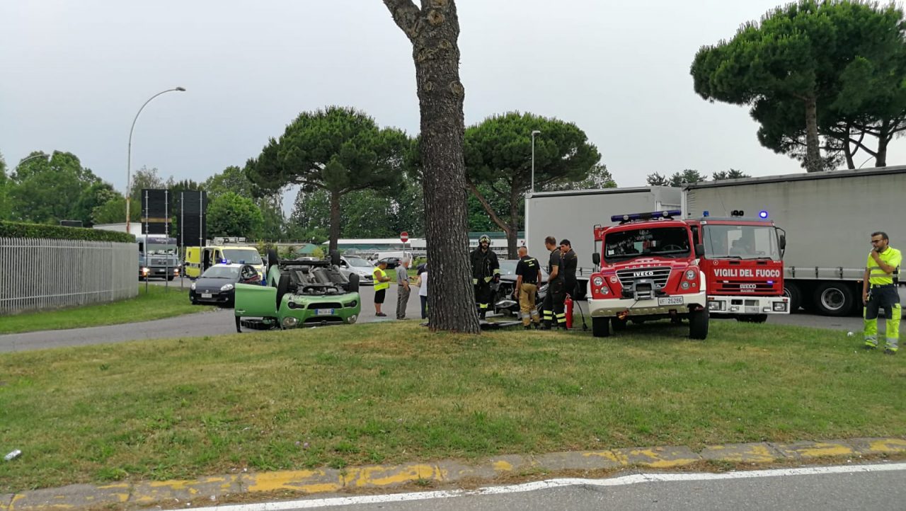 Auto si ribalta alla rotonda di Grandate traffico in tilt FOTO
