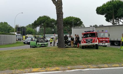 Auto si ribalta alla rotonda di Grandate traffico in tilt FOTO