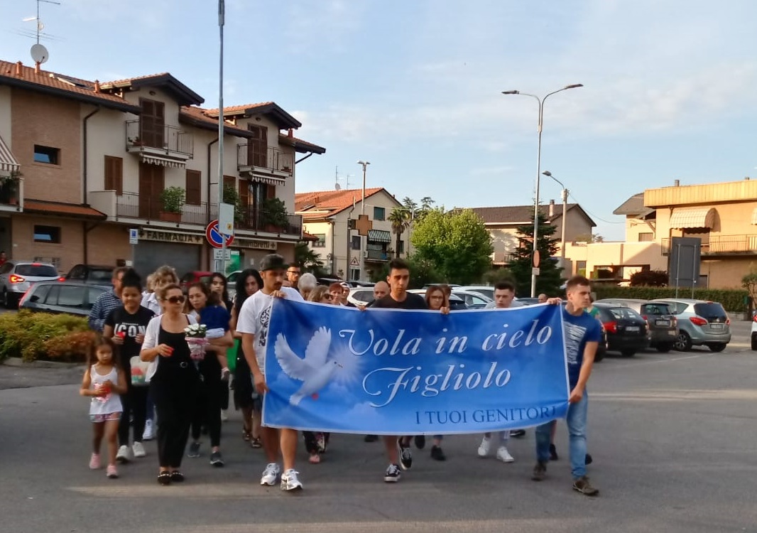 Omicidio a Veniano, la fiaccolata per Hans Junior Krupe VIDEO