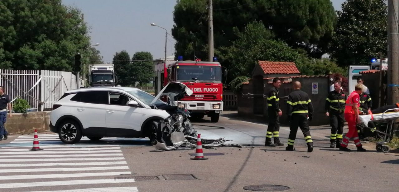 Incidente fra auto e un camioncino a Turate, Vigili del Fuoco e ambulanze sul posto
