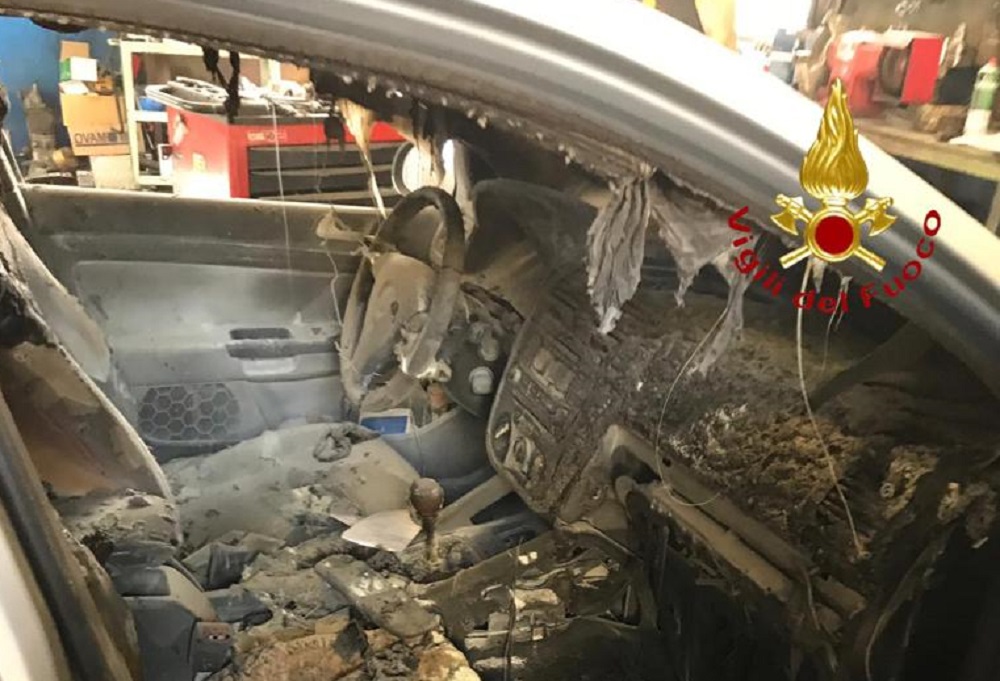 Pompieri al Garage Moba per un’auto in fiamme