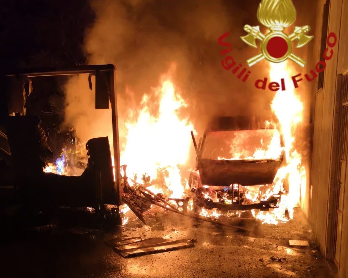 Incendio auto a Gironico, maxi mobilitazione nella notte