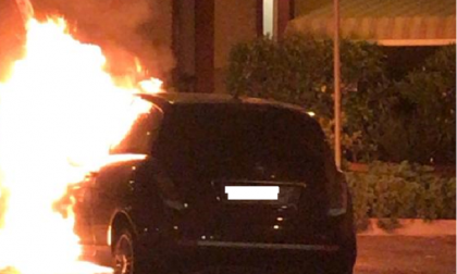 Auto brucia a Montorfano FOTO