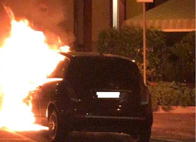 Auto brucia a Montorfano FOTO