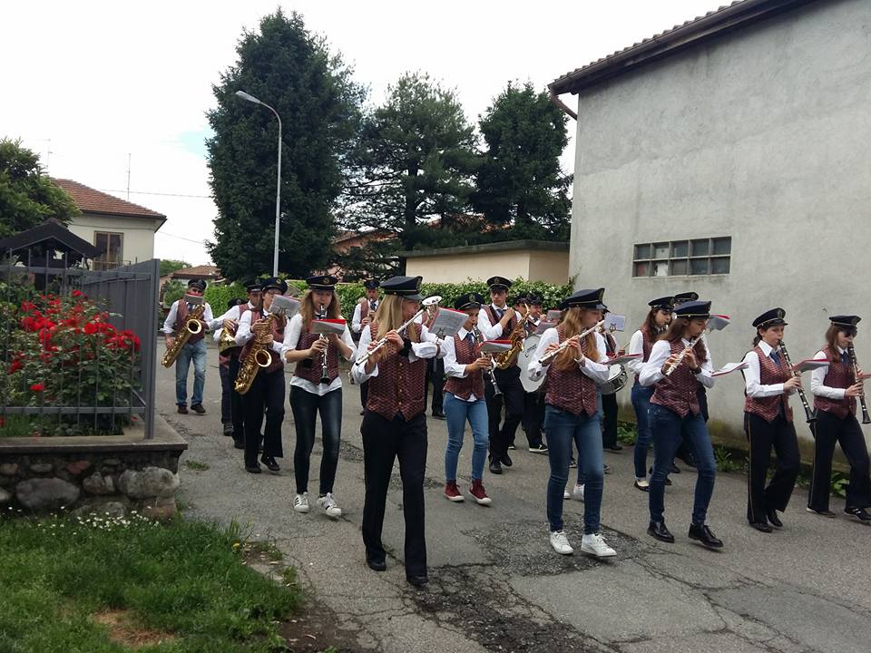 Banda a passeggio: musica per raccogliere fondi