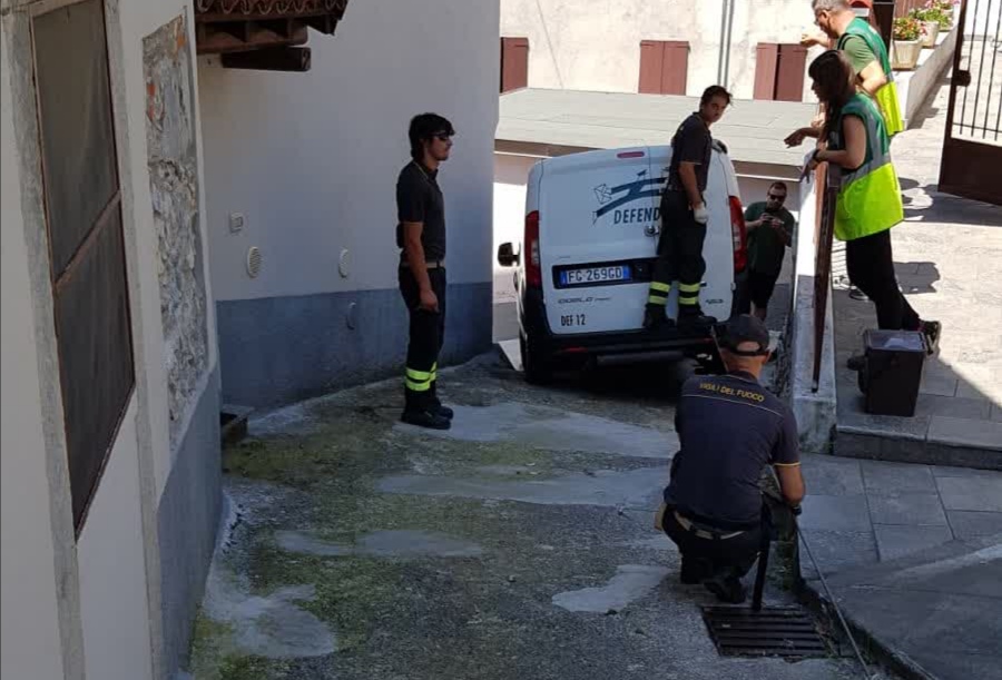 Furgoncino incastrato: arrivano i Vigili del fuoco FOTO