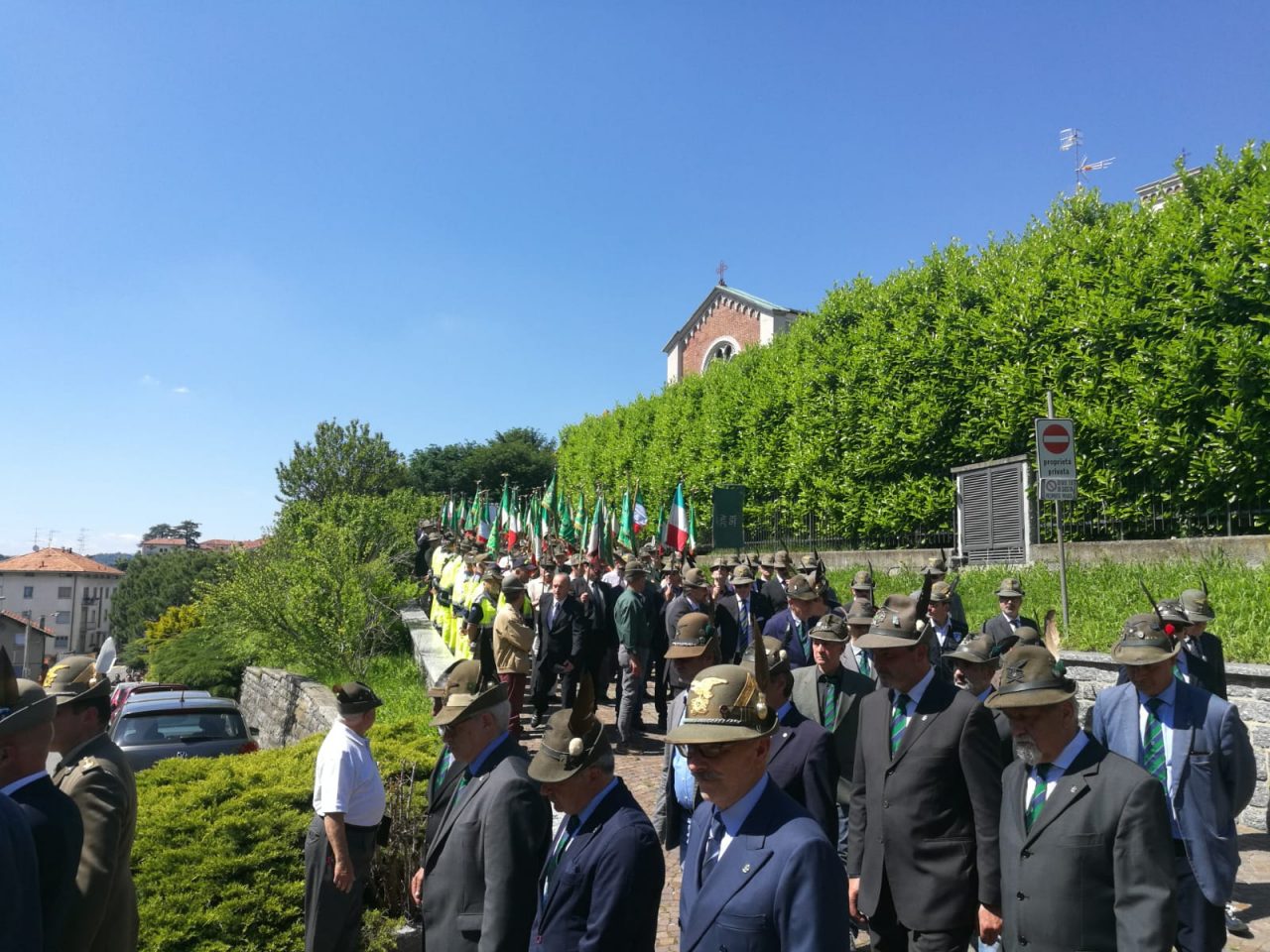 Un fiume di Penne Nere ha dato l’ultimo saluto all’alpino Pietro Dassié