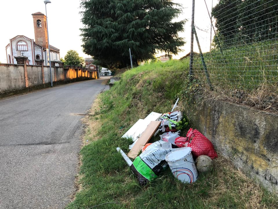 Rifiuti abbandonati a Figino Serenza: la rabbia del sindaco