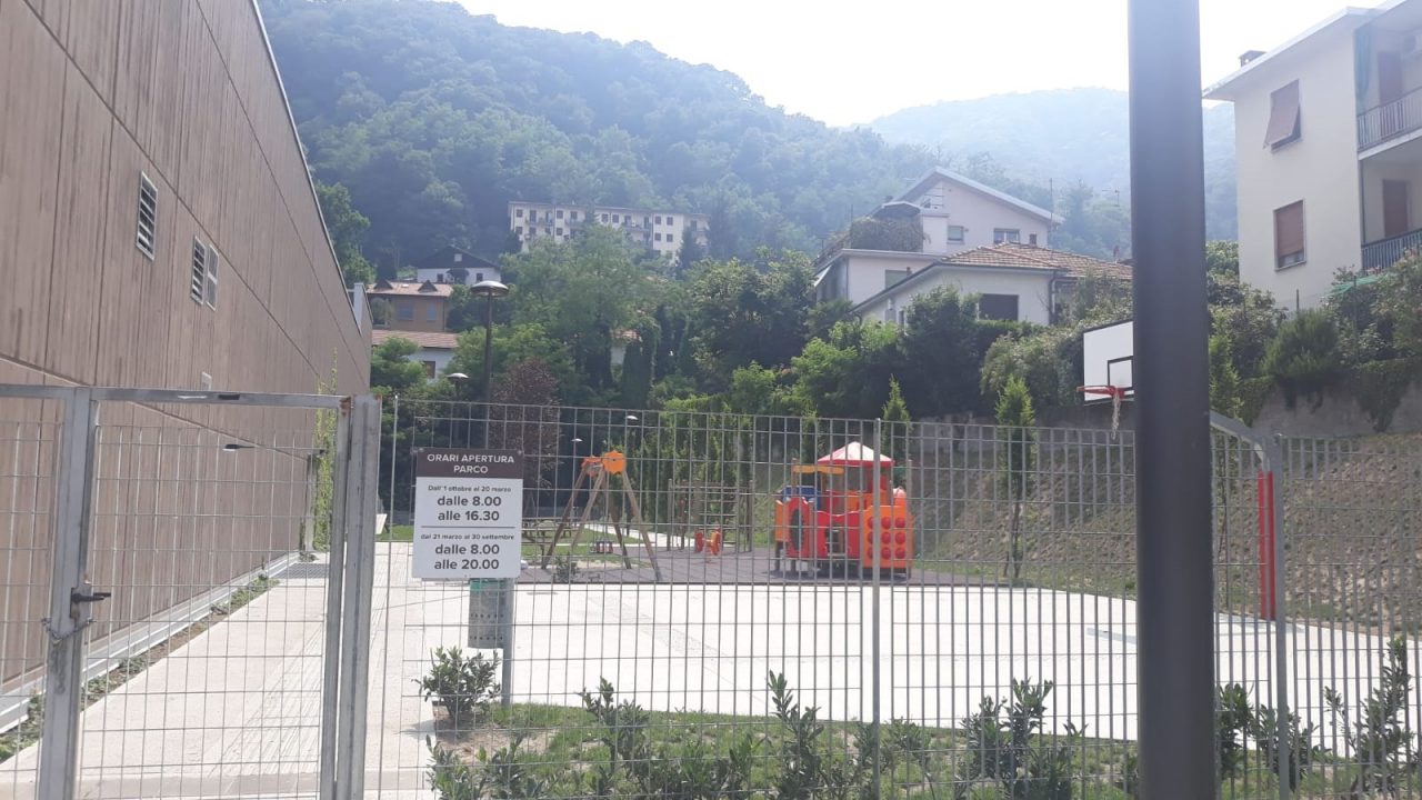 Vandalizzato il parco giochi di Monteolimpino. Il Pd: “Servono telecamere di sicurezza”
