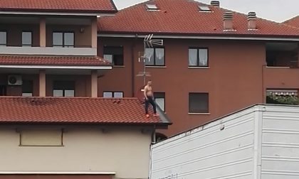Sale sul tetto della pizzeria per protesta dopo la chiusura FOTO VIDEO