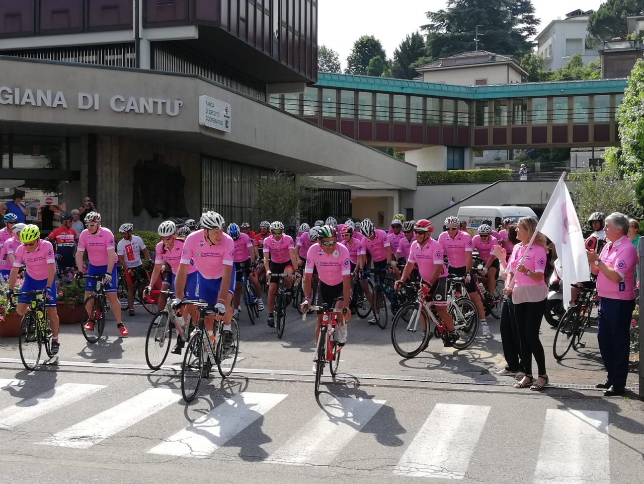 Giro d’Italia rosa: partiti da Cantù i cicloamatori con Claudio Chiappucci FOTO E VIDEO