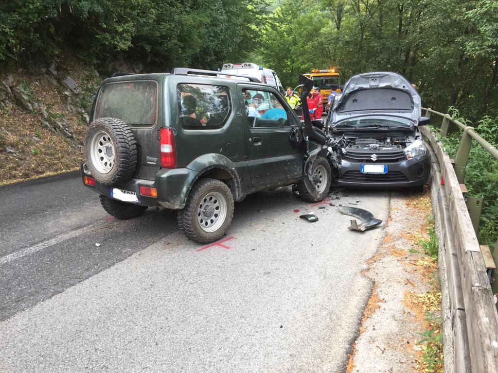 Malore alla guida: incidente frontale ad Asso