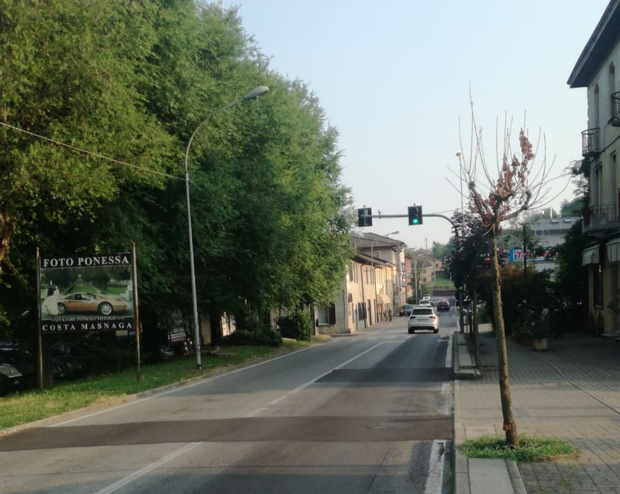 Auto a velocità folle in via Roma a Merone: cittadini esasperati