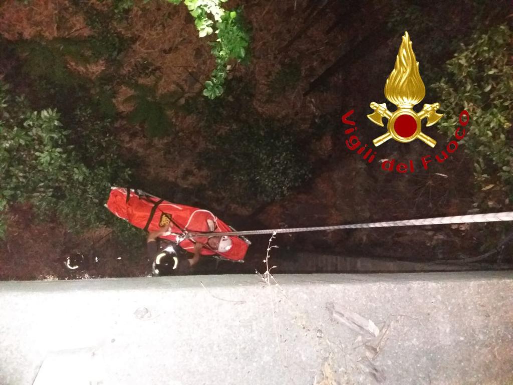 Escursionista salvato di notte dopo la caduta in un torrente