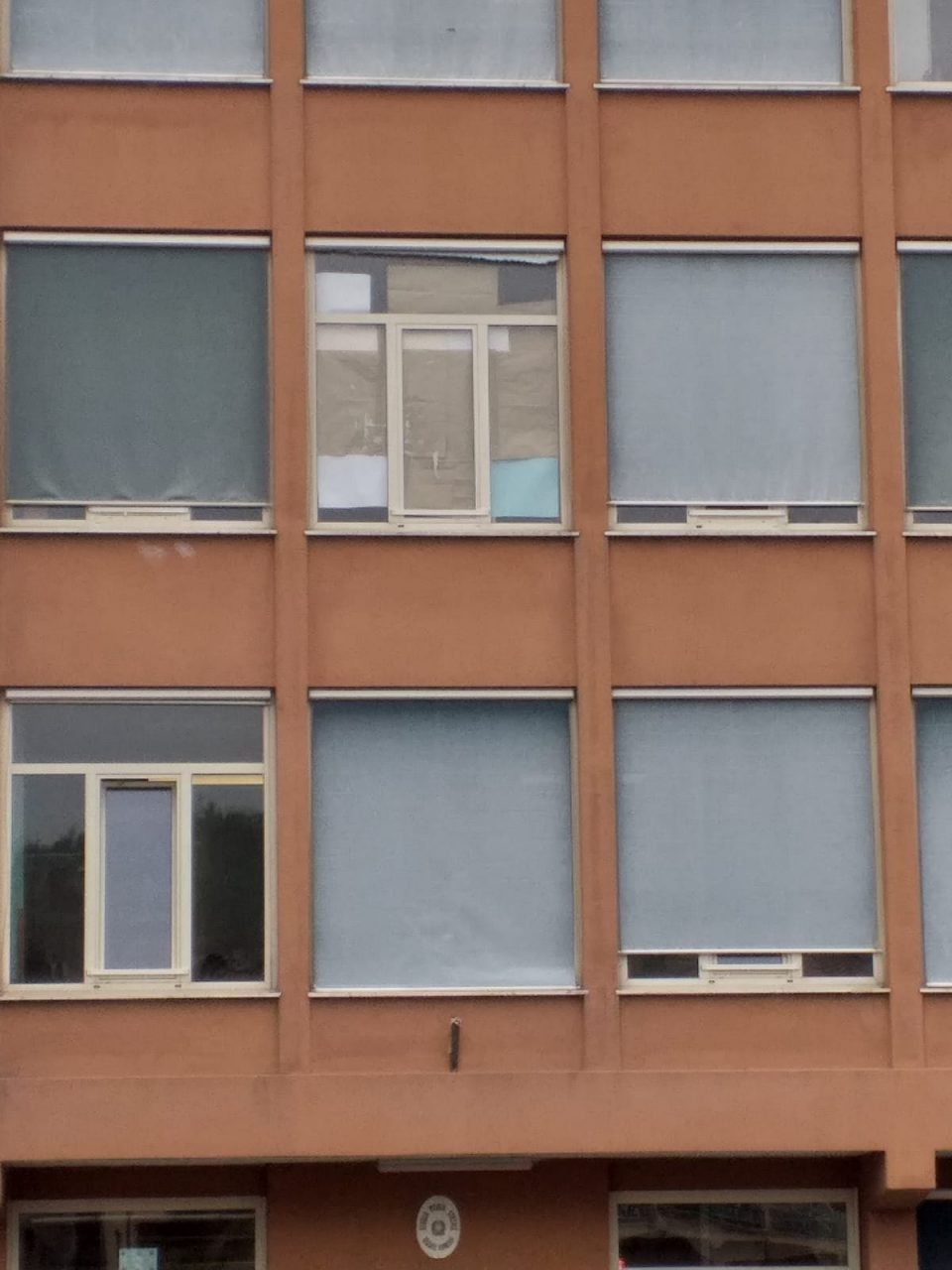 Finestre e tende da rifare (finalmente) alla scuola media